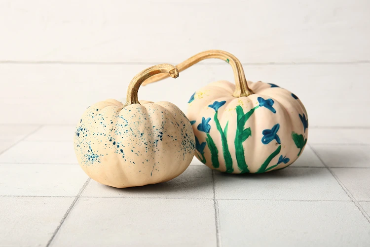 weiße kürbisse mit blauen blumen bemalt