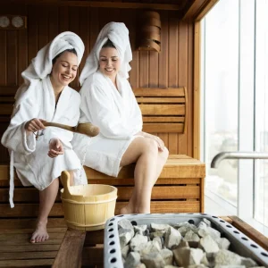 Welttag der Saune mit neuem Bademantel feiern