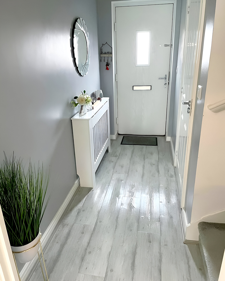 Zeitlose Eleganz mit grauen Wänden und weißen Möbeln