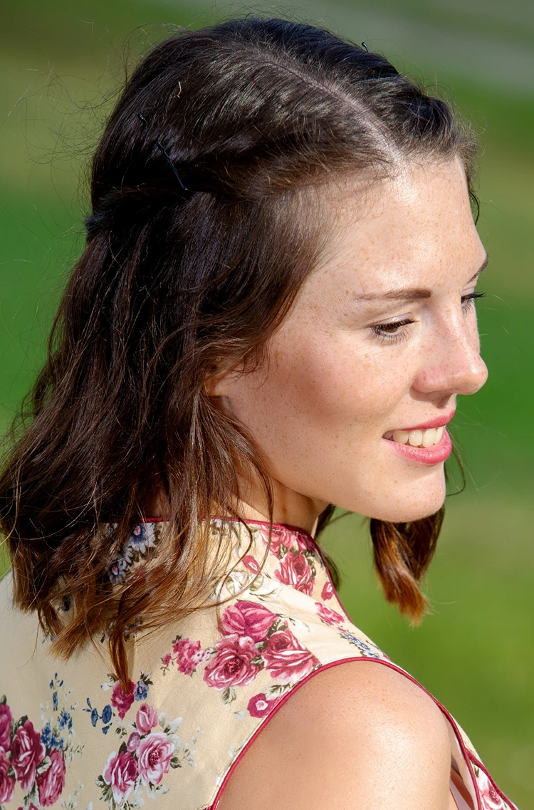 zwirbel frisur mit haarklammern für das oktoberfest