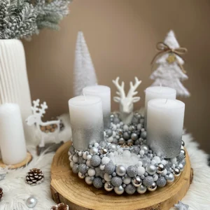 adventskranz in silber auf holzscheibe