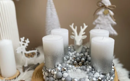 adventskranz in silber auf holzscheibe