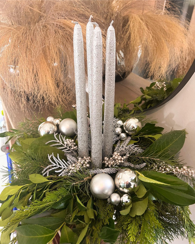 adventskranz mit langen kerzen in silber