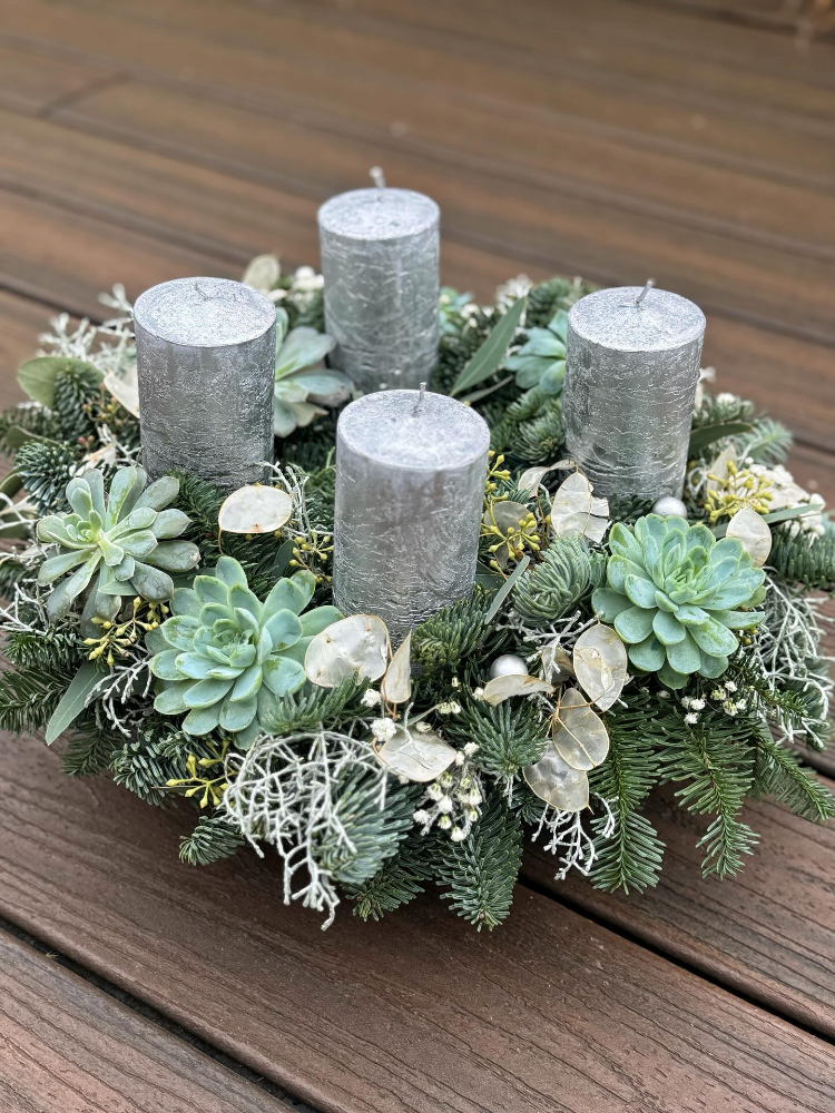 adventskranz mit sukkulenten und silbernen kerzen
