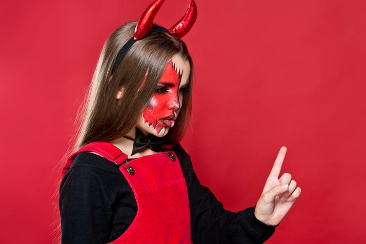 Anleitung, wie Sie das coole Halloween-Make-up für Teenager nachmachen