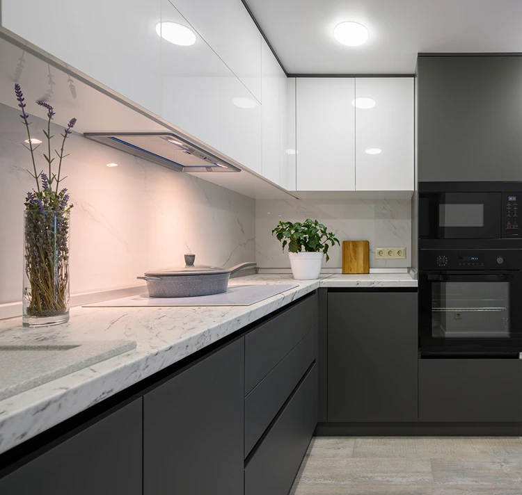 anthrazitfarbene küche mit marmoroptik und weißen hängeschränken – moderne l form