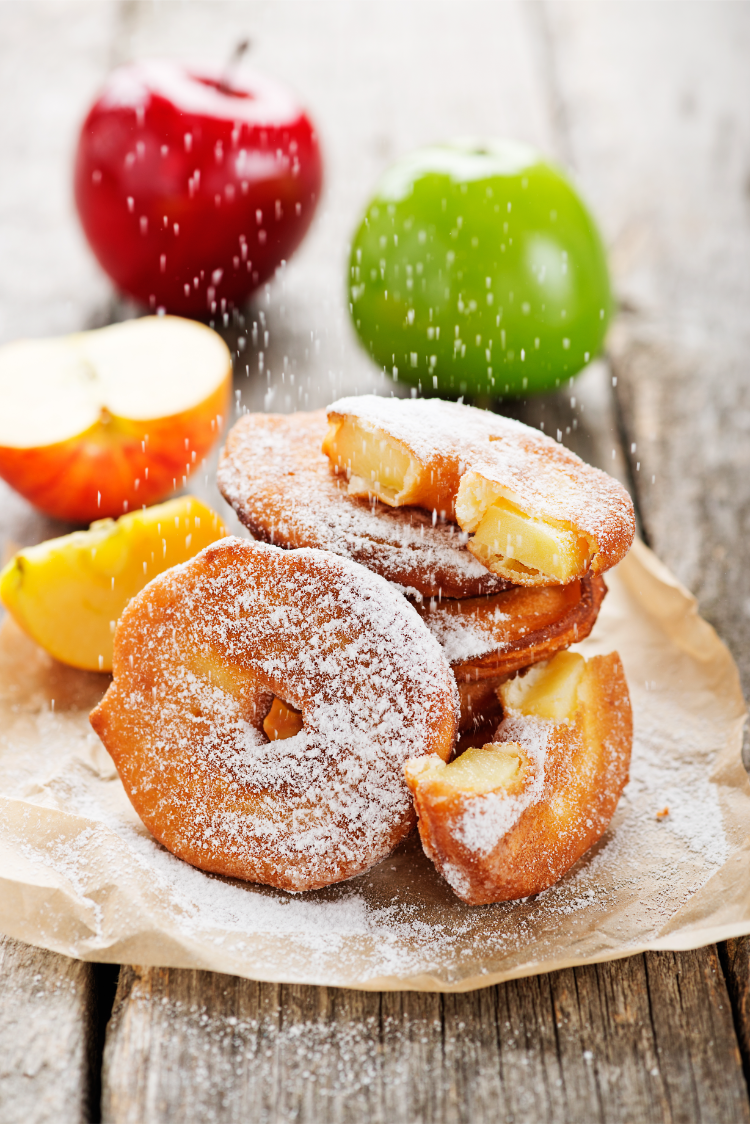 apfelringe, in teig gebacken und mit puderzucker bestäubt