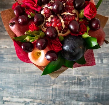 Arrangement aus Birne, Apfel, Pflaume, Granatapfel und Kirschen