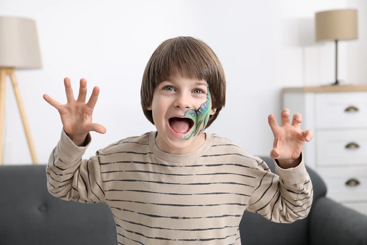 Auf der Wange einen beweglichen Dino schminken für Kinder