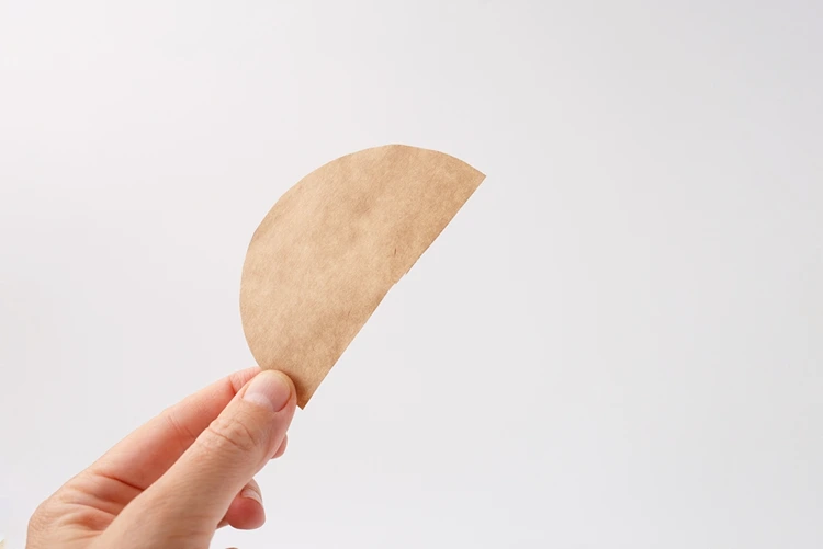 Aus Karton einen Halbkreis ausschneiden für die Dächer