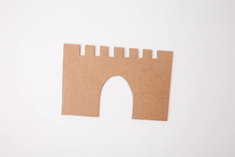 Aus Pappe Wände mit Zinnen für die Burg zuschneiden