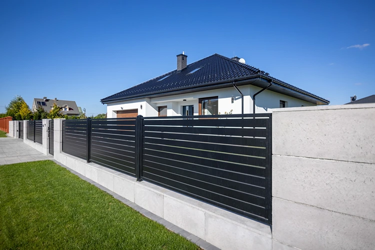 Automatische Toranlagen für die Einfahrt und moderne Zäune