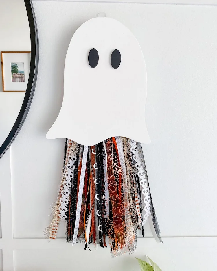 Basteln zu Halloween noch Anfang Oktober - Wanddeko mit Gespenstern