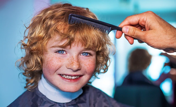 beim friseur so entsteht der perfekte schnitt für weiche kinderlocken