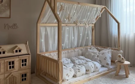 Bett mit Girlande aus Stoff-Vögeln und Betthimmel mit Lichterkette