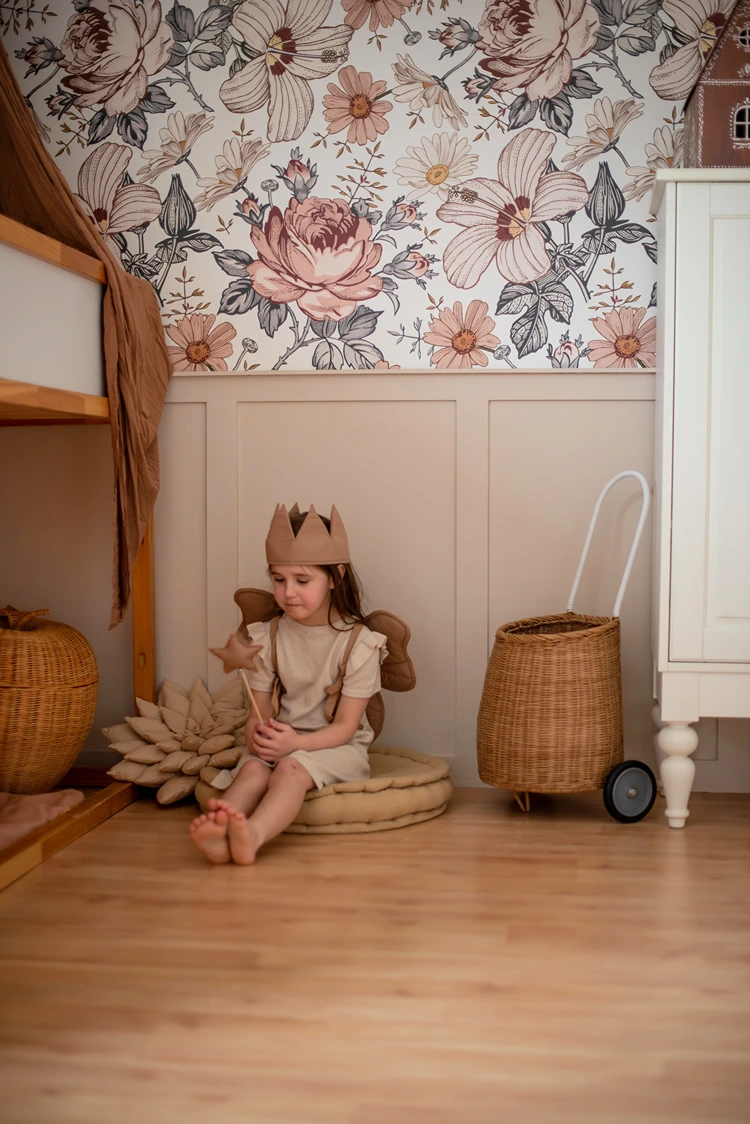 Blumen an der Wand mit schlichten Möbeln und Deko kombinieren