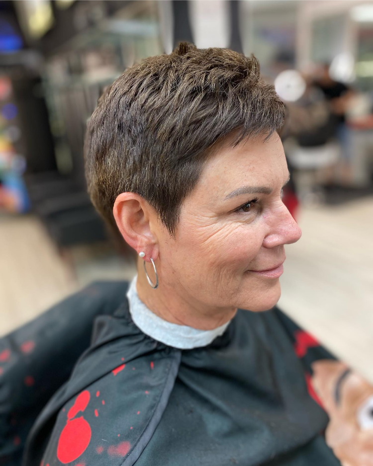 brauner pixie cut, inspiriert von jamie lee curtis