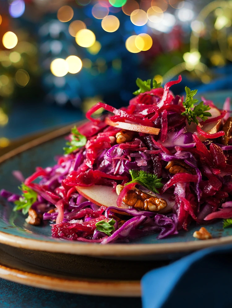 bunter spitzkohl salat mit roter bete apfel walnüssen