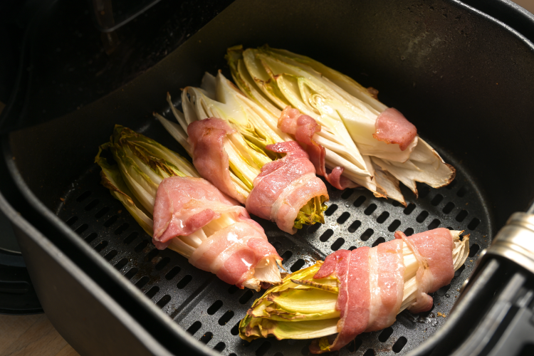 chicorée mit speck in der schwarzen heißluftfritteuse geröstet