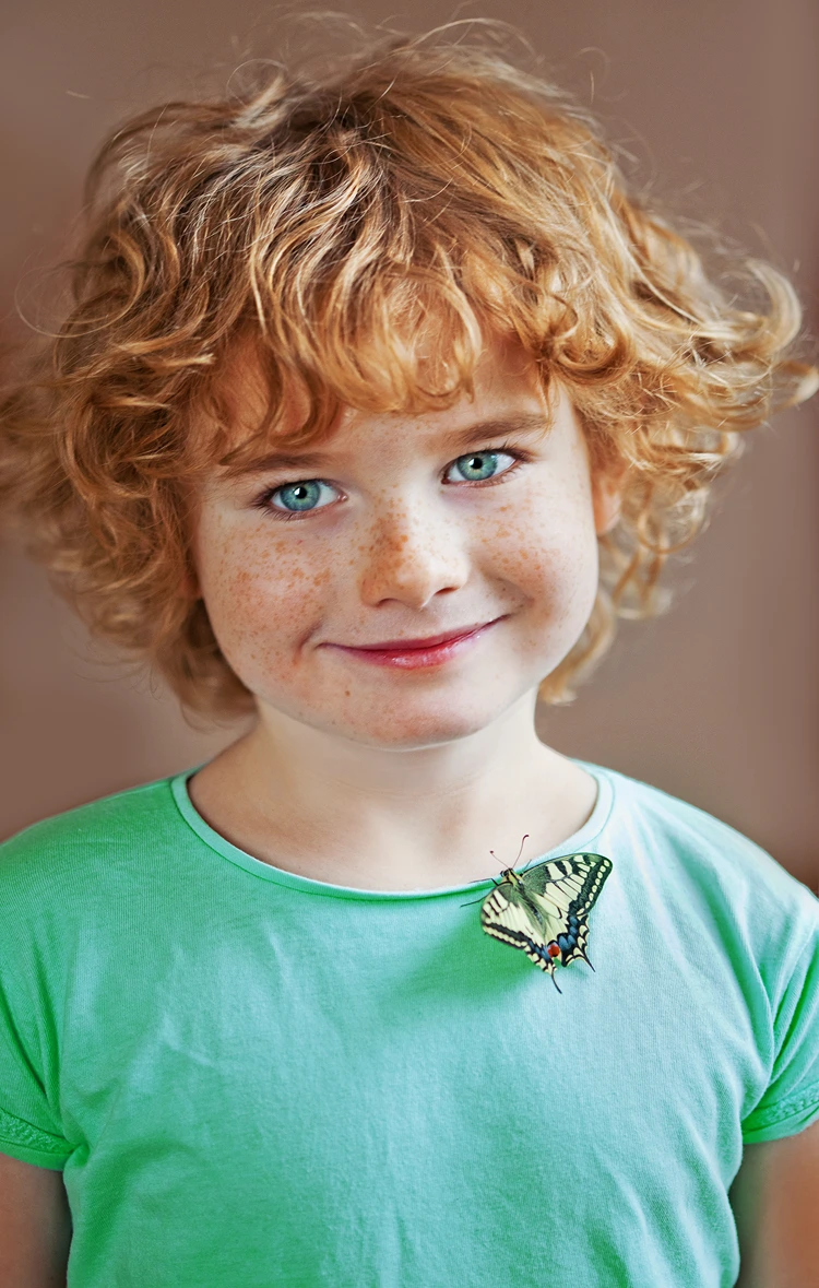 coole frisur für jungs mit locken und natürlichem volumen