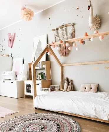 Cooles Kinderzimmer im Scandi Stil mit Hausbett und Bommel-Girlande