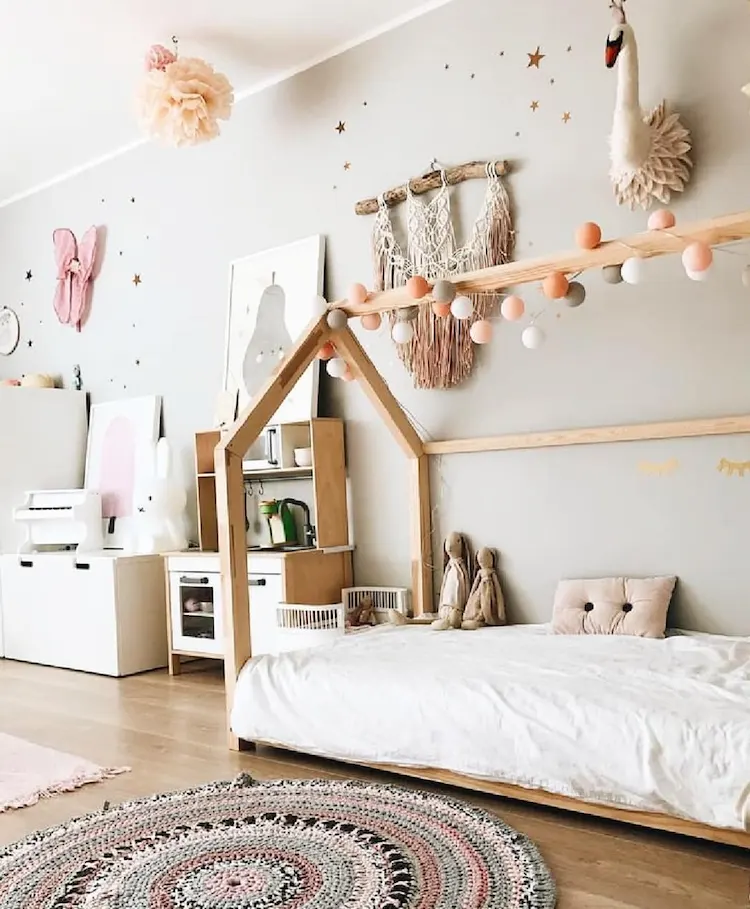 Cooles Kinderzimmer im Scandi Stil mit Hausbett und Bommel-Girlande