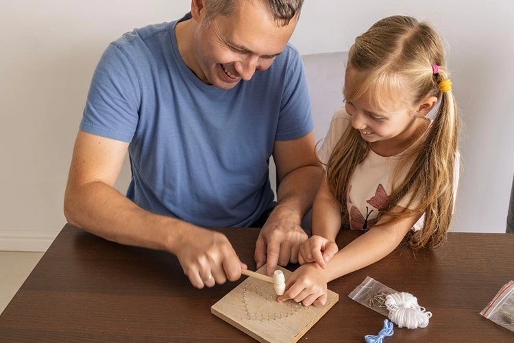 Das Einhorn auf ein Brett übertragen und Nägel ins Holz schlagen