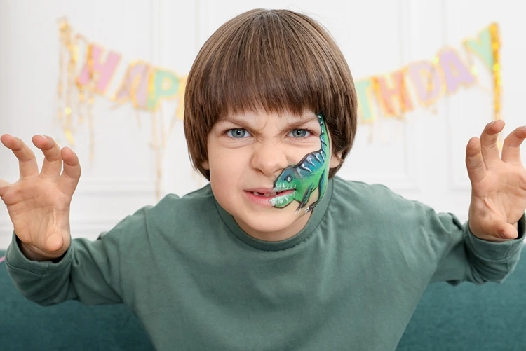 Der geschminkte Dinosaurier kann brüllen oder grimmig schauen