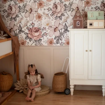 Der skandinavische Stil passt perfekt zum Kinderzimmer mit Blumentapete