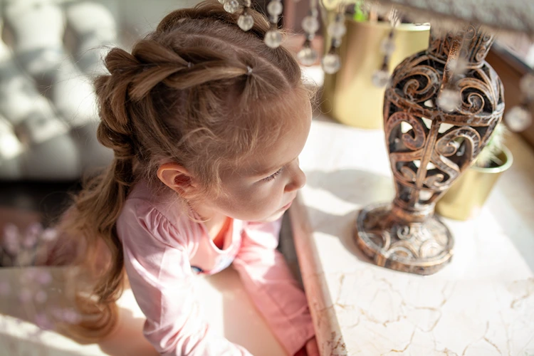 der zwei zöpfe look wirkt auch im alltag wunderschön