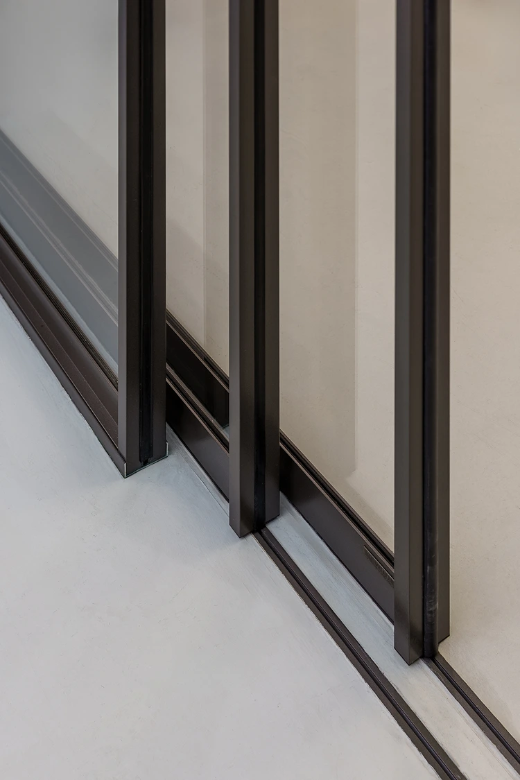 detailansicht schienensystem – hochwertige technik für langlebige glasschiebetüren