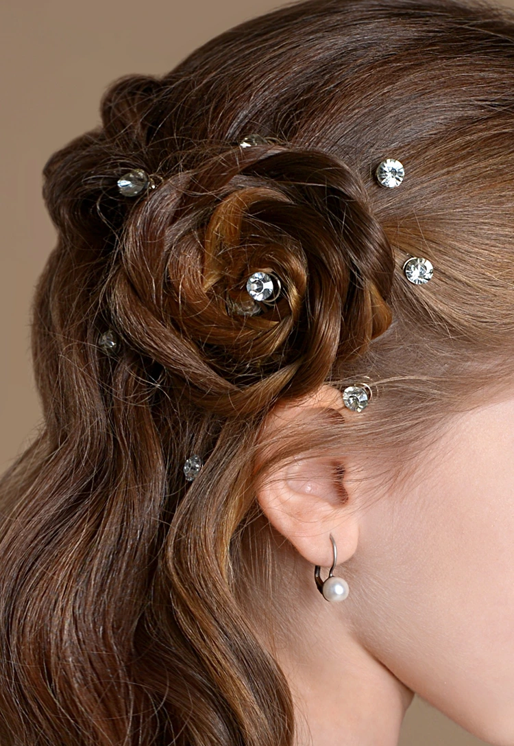 detailaufnahme haarrose aus flechtzopf mit strass – elegante mädchenfrisur