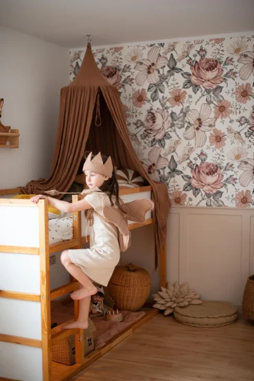 Dezente Einrichtung zu Blumentapeten für ein harmonisches Gesamtbild