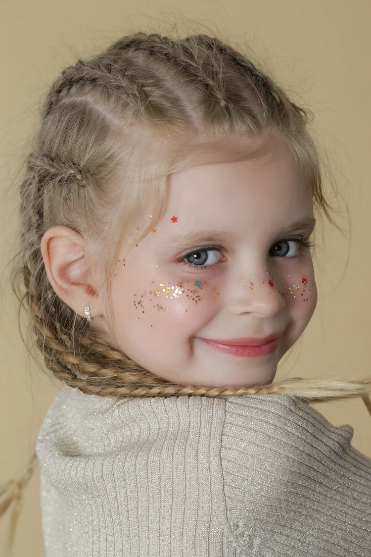 Die Cornrows werden mit der französischen Flechttechnik geflochten