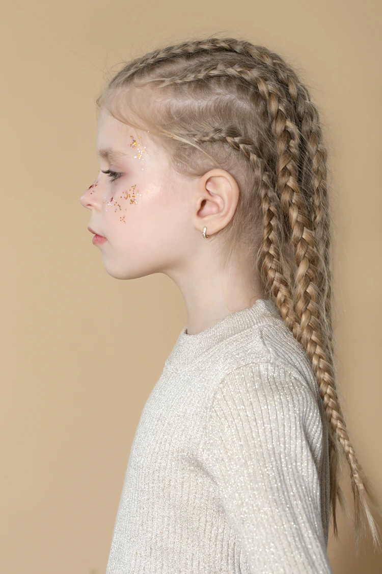 Die geflochtenen Zöpfe leicht befeuchten und über Nacht wirken lassen