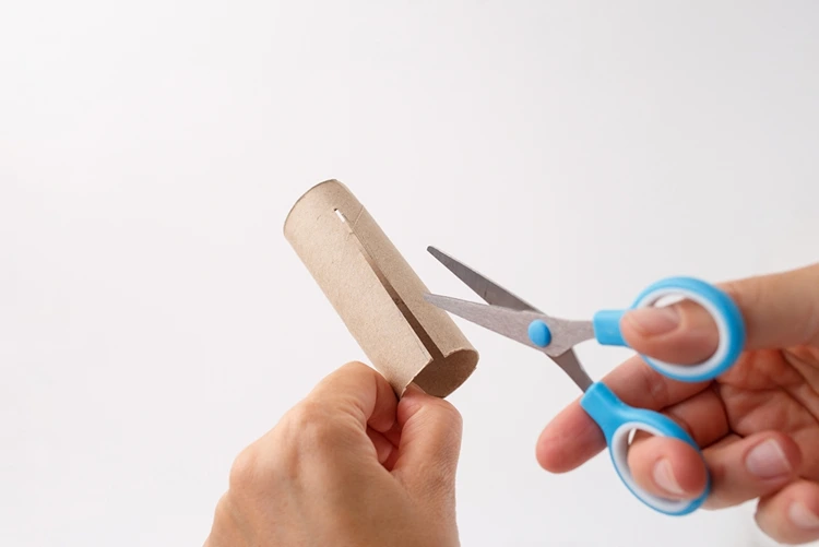 Die Toilettenpapierrollen einschneiden zum Stecken der Burgwände