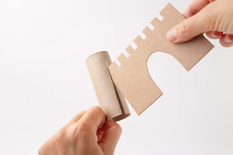 Die zugeschnittenen Elemente aus Pappe zusammenbauen