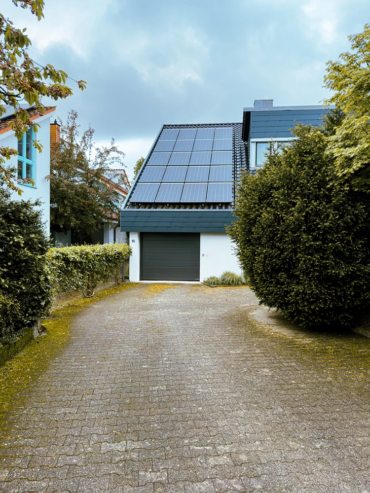 eigenheim mit großer photovoltaikanlage auf dem dach – solarstrom effizient nutzen