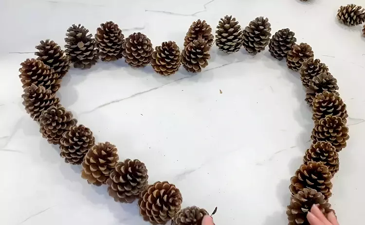 Ein Herz aus den Tapfen formen und die Spitze zusammenbinden