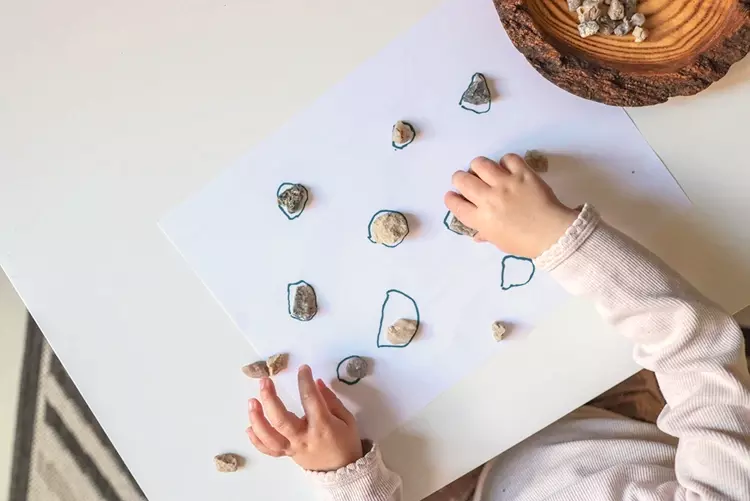 Einfaches Spiel für die Krippe mit selbstgemalten Kreisen und Steinen