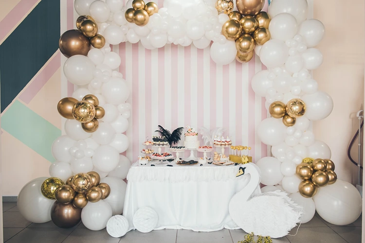 elegante candybar mit schwanendeko und luftballonbogen