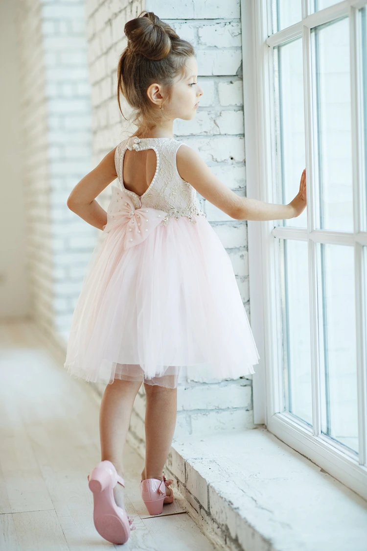 elegante frisuridee für blumenmädchen