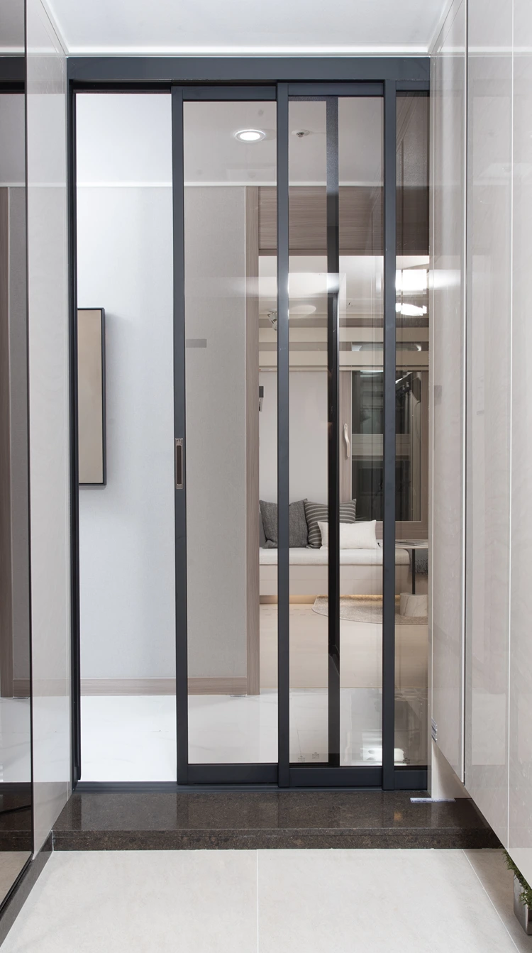 elegante glasschiebetüren mit schwarzem rahmen als stilvolle raumlösung