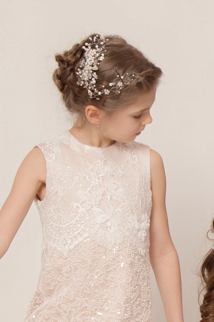 elegante hochsteckfrisur für blumenmädchen mit perlen haarschmuck