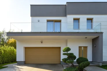 Elektrisches Garagentor und moderne Eingangstür