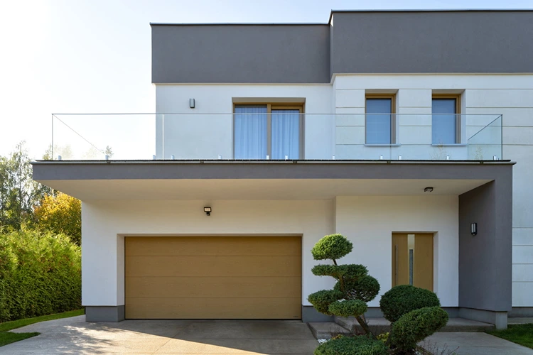 Elektrisches Garagentor und moderne Eingangstür