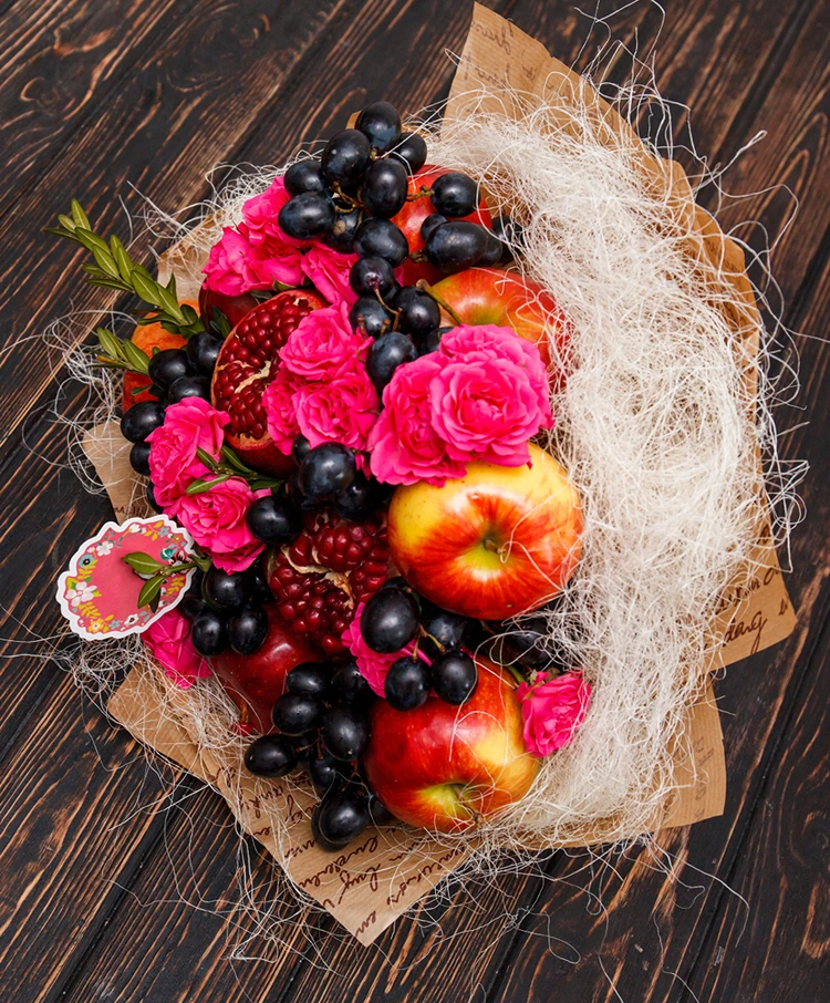 Essbarer Strauß aus Früchten und Rosen zum Verschenken im Herbst