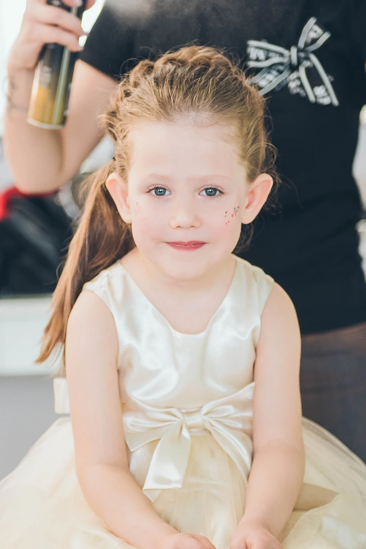 festliche geburtstagsfrisur für mädchen mit tüllkleid und zopf