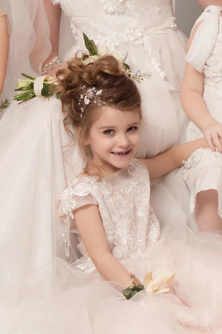 festliche kinderfrisur hochgestecktes haar mit locken und perlen