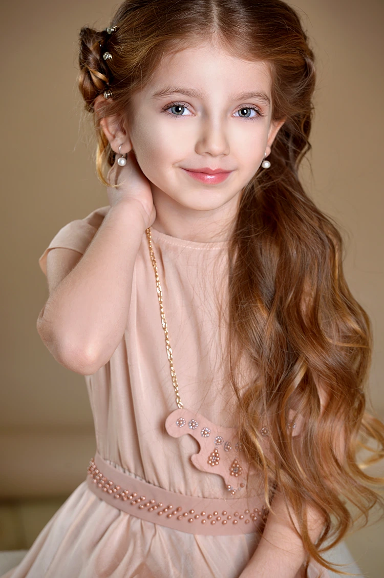 festliche mädchenfrisur mit wasserfallzopf – halboffen und elegant